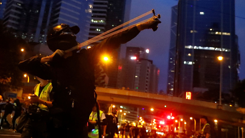 VIDEO: La Policía de Hong Kong recurre a cañones de agua mientras los manifestantes lanzan cócteles molotov