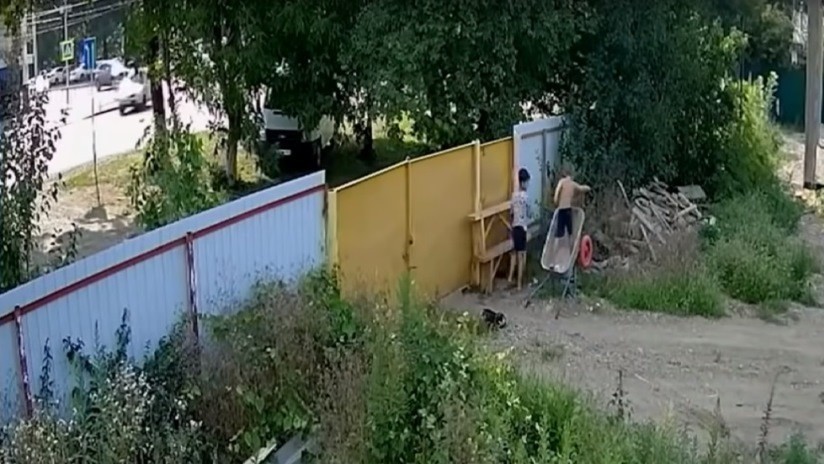 VIDEO: Arrasa en las redes la escena del supuesto robo de una carretilla por parte de dos tenaces niños rusos