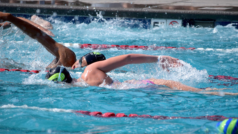 Una joven gana una competencia de natación y es descalificada por usar un traje de baño "revelador"