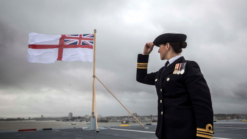 FOTOS, VIDEO: El más moderno portaaviones británico surca aguas por primera vez