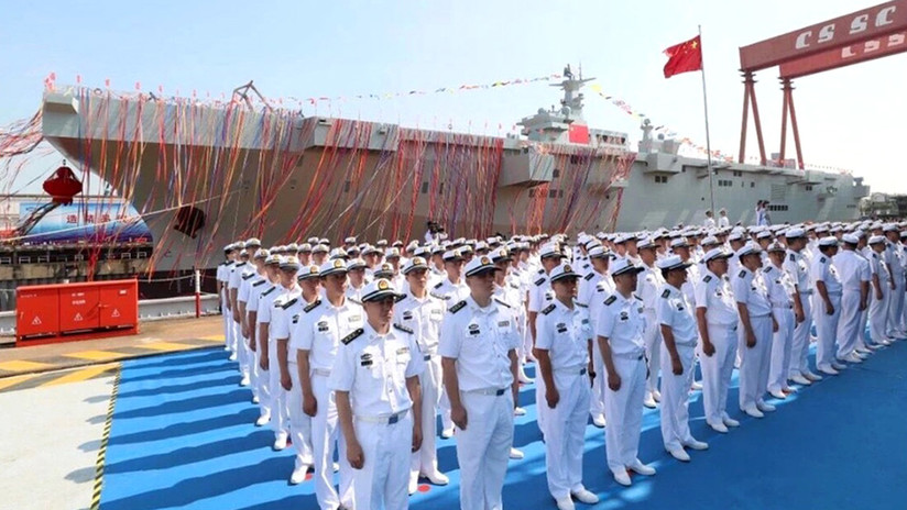 FOTOS: China bota su primer buque de asalto anfibio de diseño doméstico