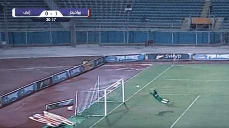 VIDEO: Un portero egipcio se lanza 'a lo Superman' y despeja un remate imposible