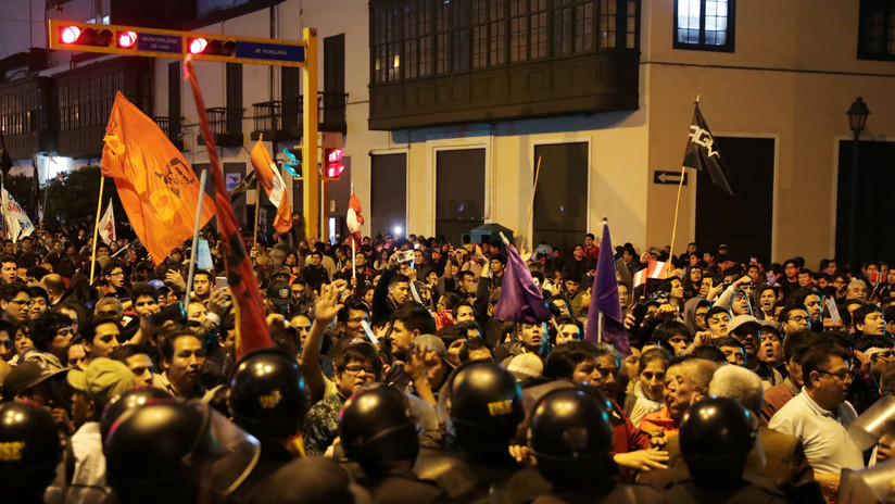 VIDEOS, FOTOS: Los peruanos salen a las calles por la crisis política tras la disolución del Congreso