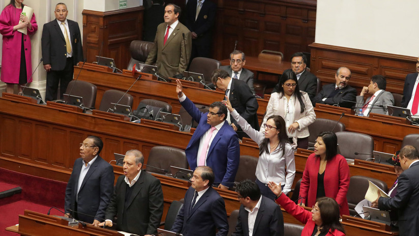 Congreso de Perú suspende por un año al presidente Vizcarra y juramenta a la vicepresidenta como "interina"