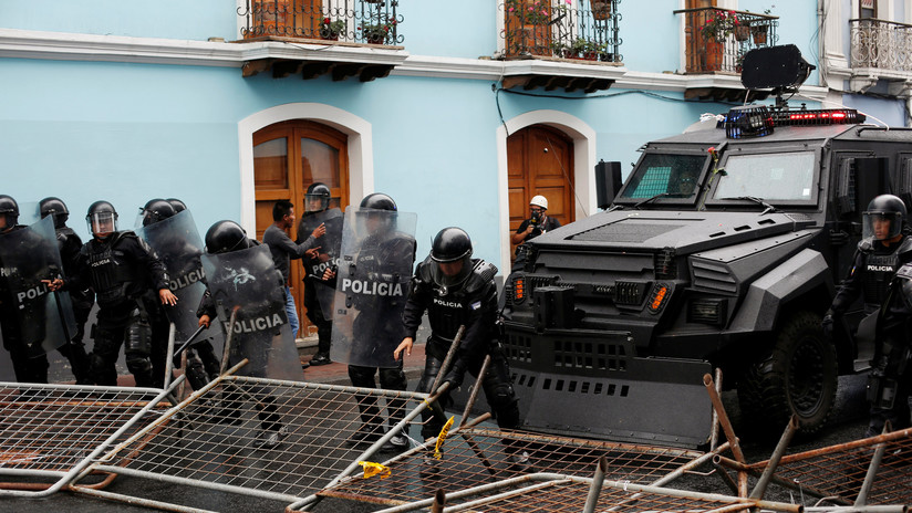 VIDEO: Policías reprimen a periodistas que cubrían las protestas en Quito contra el 'paquetazo' de Lenín Moreno