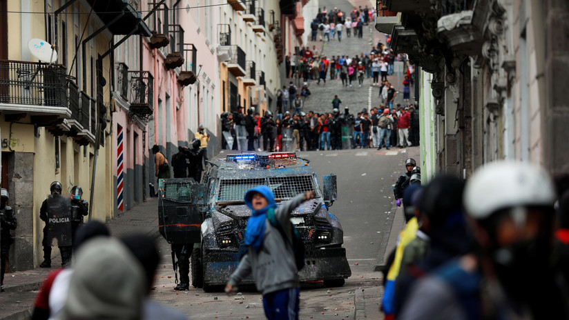 VIDEO: Un tanqueta policial a gran velocidad dispersa una manifestación en el Centro Histórico de Quito