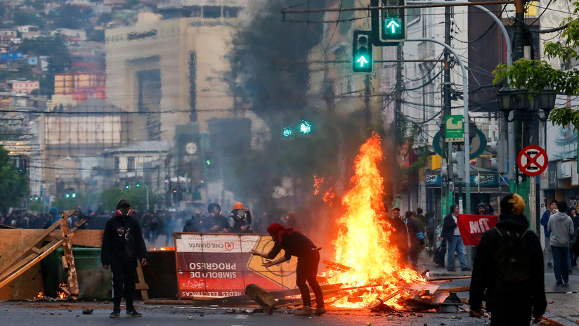 Quemas y destrozos en Valparaíso en protestas contra el alza en las tarifas del transporte público (VIDEOS, FOTOS)