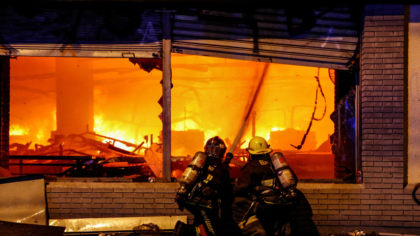 Chile: Confirman tres muertos tras un incendio en un supermercado en medio de las protestas