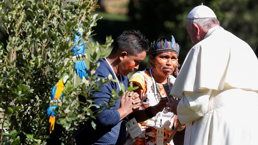 VIDEO: Roban de iglesia católica las estatuas "paganas" regaladas al papa Francisco por indígenas, las arrojan al río y graban todo el proceso