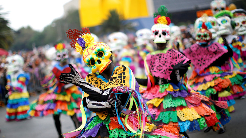 Grandes desfiles abren paso a la celebración del Día de Muertos en México
