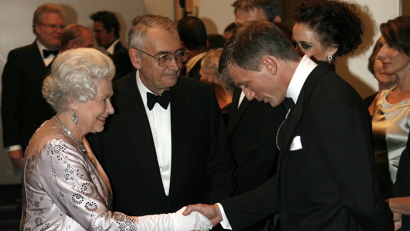 "Buenas noches, señor Bond": la única condición que puso la Reina Isabel para aparecer en el cameo con 007