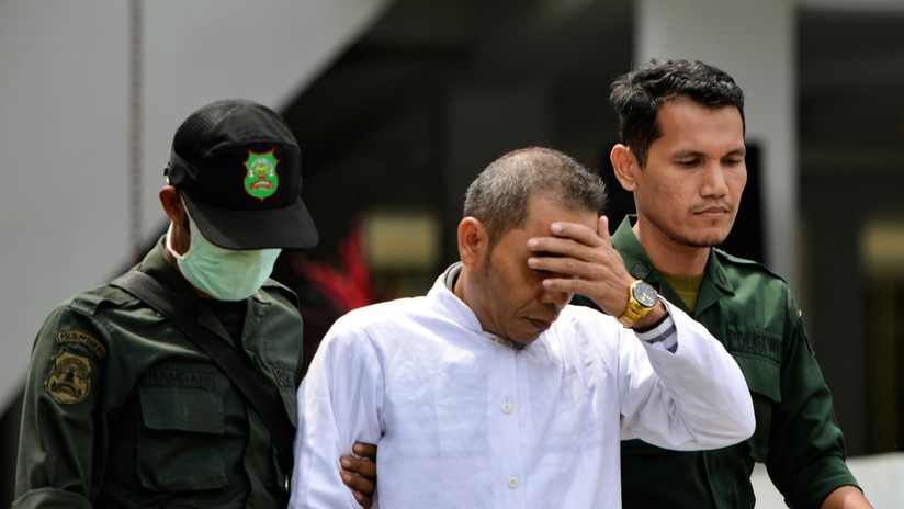 Un miembro de un consejo religioso en Indonesia es azotado públicamente por violar la ley de adulterio que elaboró