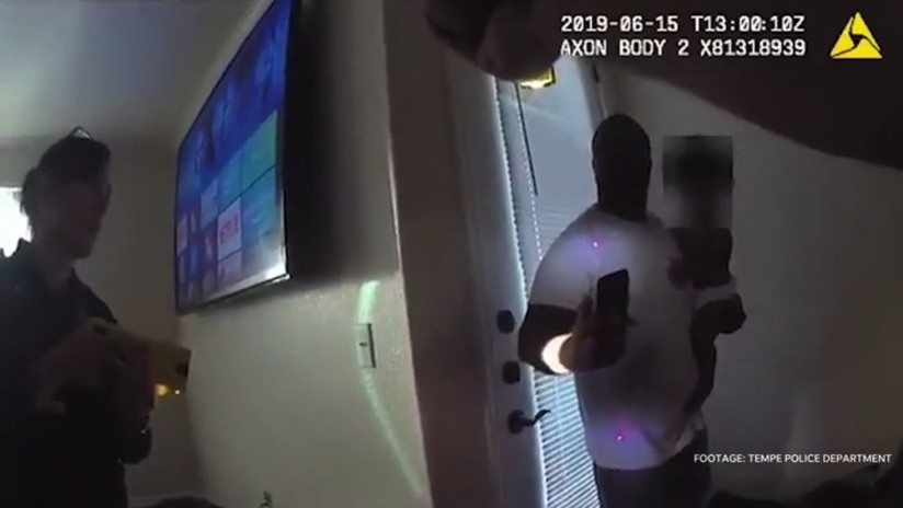 VIDEO: Policía de EE.UU. dispara su pistola eléctrica contra un hombre que tenía a su bebé en brazos