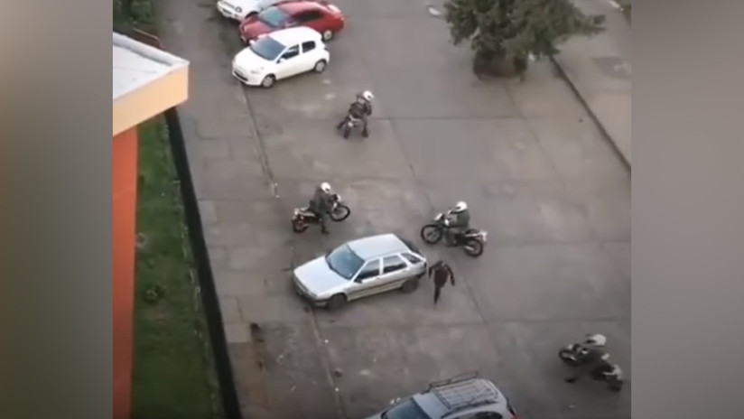 VIDEO: Un manifestante escapa de cinco policías en moto a puro regate en Chile