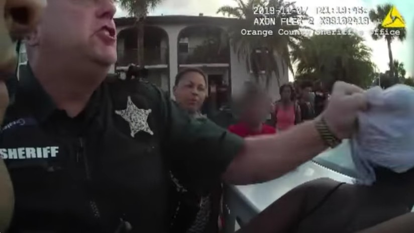 VIDEO: Un policía agarra de cabello a una estudiante de secundaria afroamericana mientras la inmoviliza