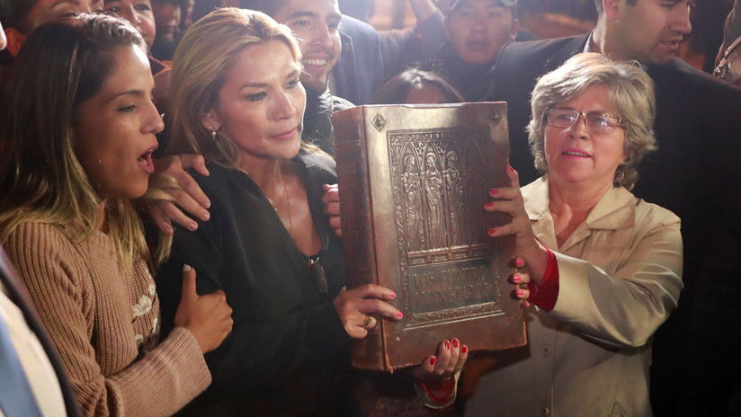 "La Biblia vuelve a Palacio": Jeanine Áñez tras autoproclamarse presidenta interina de Bolivia