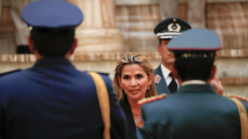Jeanine Áñez designa al nuevo comandante en jefe de las Fuerzas Armadas de Bolivia