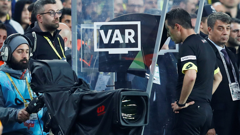 VIDEO: El árbitro acude al VAR para ver una jugada dudosa y le muestran una insólita imagen ajena al partido