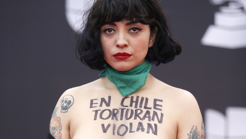 La cantante Mon Laferte muestra sus pechos en los Grammy Latinos para protestar contra la violencia en Chile