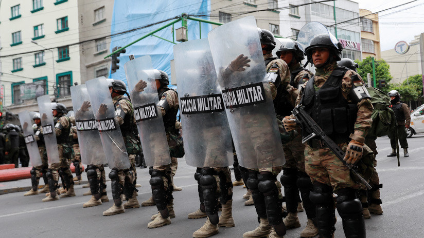 Evacúan a los periodistas argentinos de Bolivia en medio de las agresiones a la prensa
