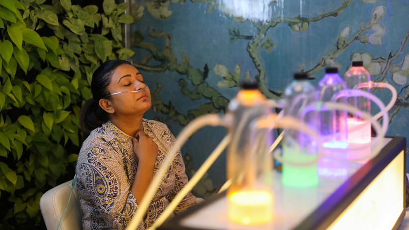 En la India se ponen de moda los "bares de oxígeno" debido a la contaminación