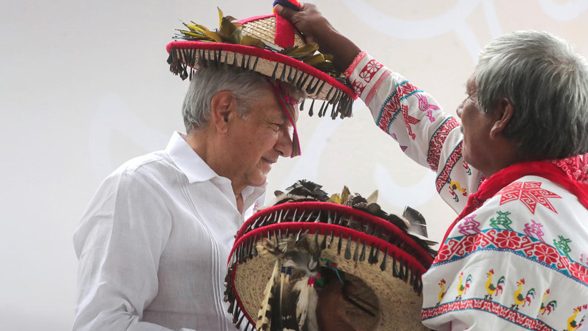 Los 'whitexicans' acusan a López Obrador de racista por dar prioridad a indígenas en entrega de pensiones