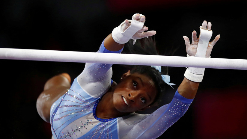 La gimnasta Simone Biles critica duramente un cartel con una broma sobre el pedófilo que abusó sexualmente de ella