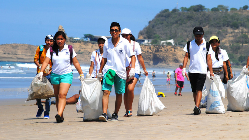 'Mingas por el Mar', el trabajo voluntario de decenas de personas que cada fin de semana limpian las playas de Ecuador