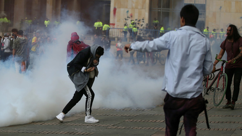 VIDEO: Granada de gas lacrimógeno del Esmad impacta en la cabeza de un joven y lo deja gravemente herido en Bogotá