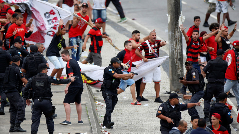 La Policía usa gases lacrimógenos contra hinchas que les lanzan piedras en plena celebración tras la victoria del Flamengo en la Libertadores