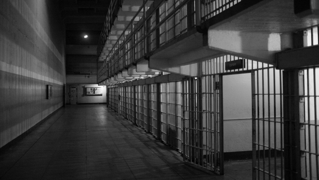 Un guardia de una cárcel de EE.UU. permitió a 30 reclusos hacer una fiesta para llorar la muerte de un compañero