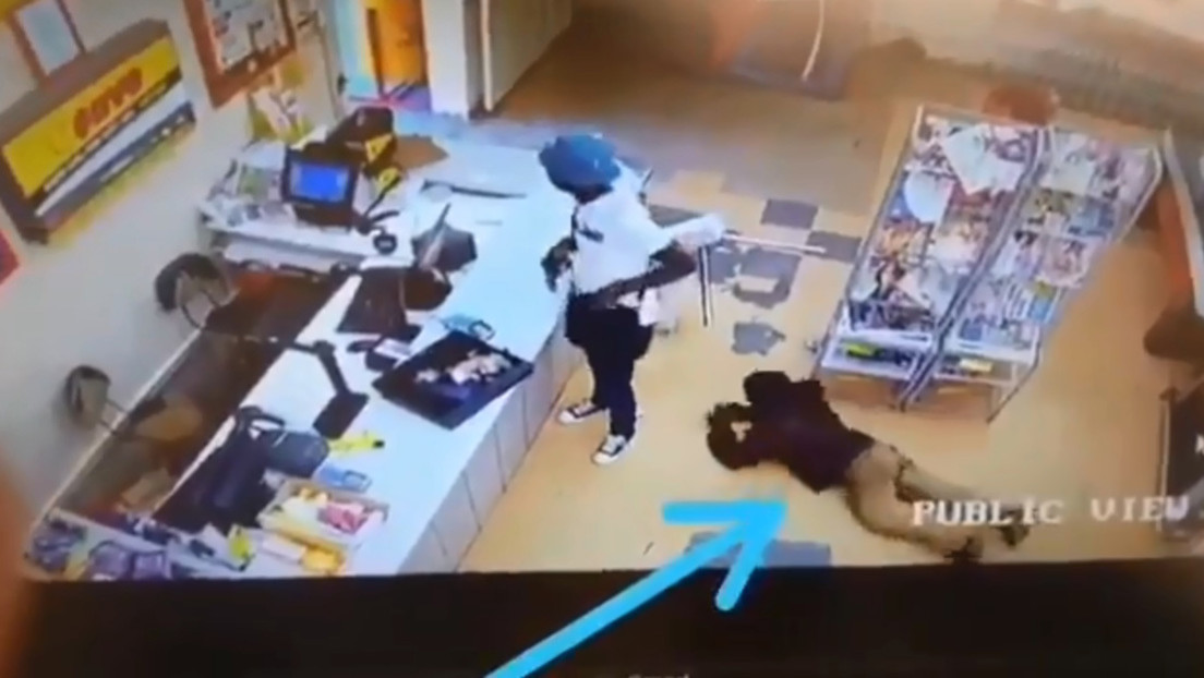 VIDEO: Un cliente le roba a un ladrón armado mientras asaltaba un supermercado