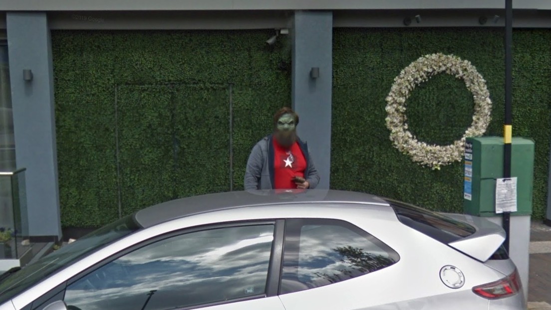Busca estacionamiento con Google Maps y de pronto se topa con la dura mirada de un barbudo verde