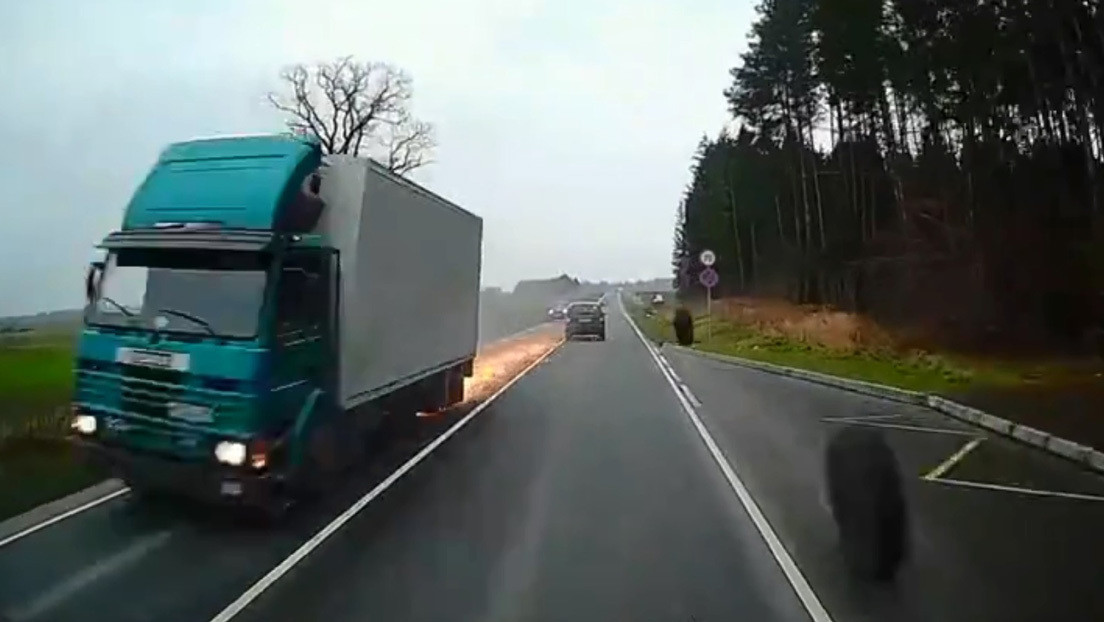 VIDEO: Un camión en marcha pierde dos ruedas y provoca un chispeante accidente en plena carretera