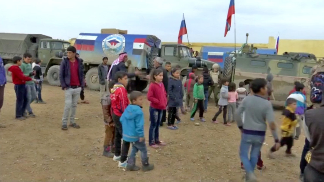 Rusia lleva comida y medicamentos a la población de Raqa en la primera acción humanitaria en el antiguo bastión del EI (VIDEO)