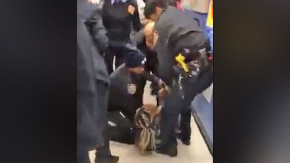 Nueva York pagará 625.000 dólares a la mujer detenida violentamente por la Policía mientras sostenía a su bebé (VIDEO)