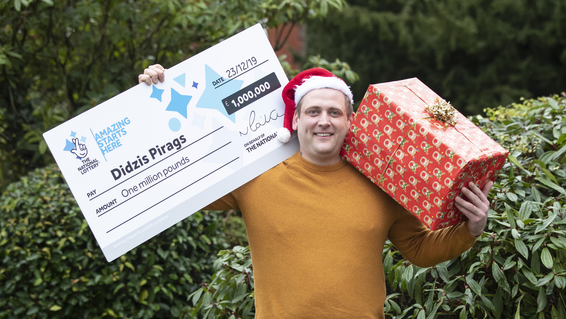 Gana más de un millón de dólares en la lotería y trabaja el día de Navidad