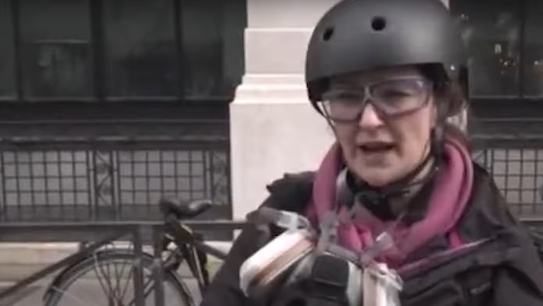 Agreden a un equipo de RT que filmaba una manifestación en París (VIDEO)