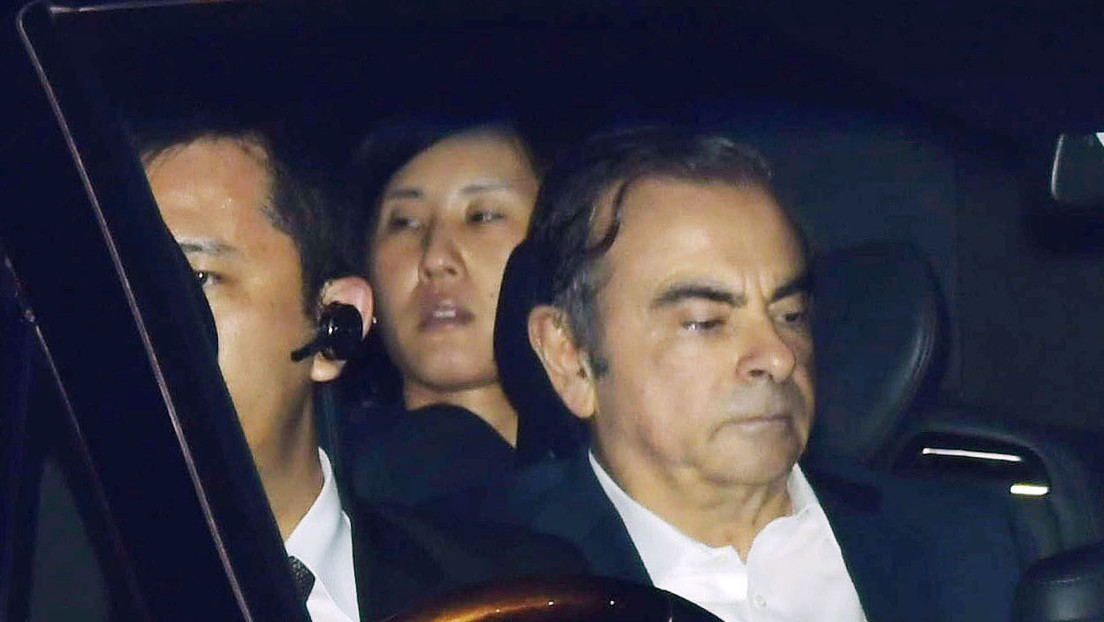 El expresidente de Nissan liberado bajo fianza huye de Japón y se refugia en el Líbano