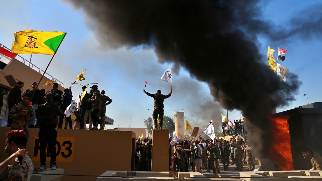 Manifestantes asaltan la embajada de EE.UU. en Irak y prenden fuego a su valla
