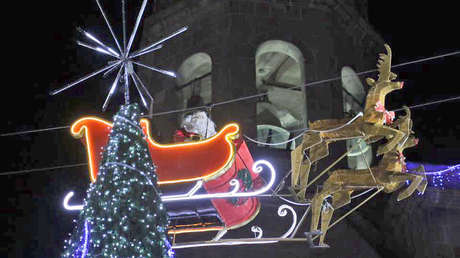 VIDEO: Papá Noel visita México y su trineo se estrella contra un edificio