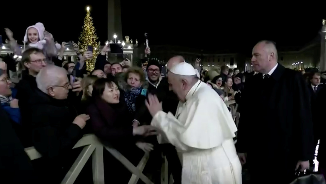 El papa Francisco pide perdón por dar un manotazo a la feligresa que le tiró con fuerza de la mano
