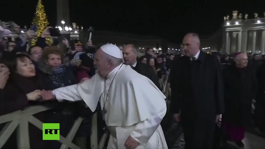 VIDEO: El papa Francisco da un manotazo a una feligresa en el Vaticano por agarrarle de la mano