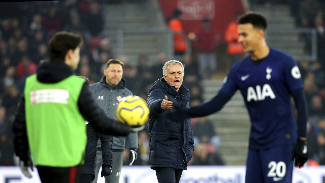 "Fui grosero, pero con un idiota": José Mourinho recibe una tarjeta amarilla tras ingresar al área técnica del equipo rival y discutir con personal