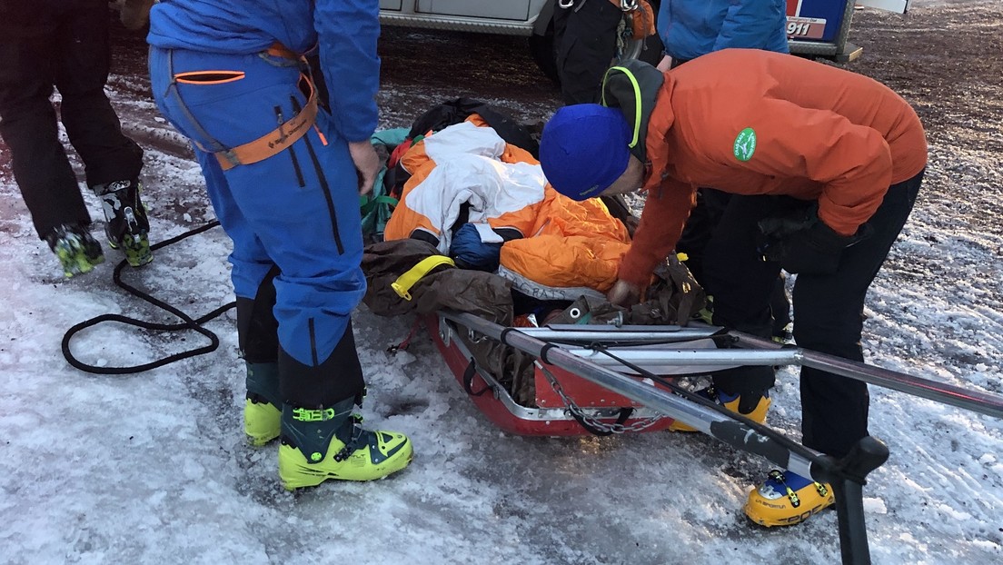 Un alpinista adolescente sobrevive tras caer desde la tercera montaña más popular del mundo