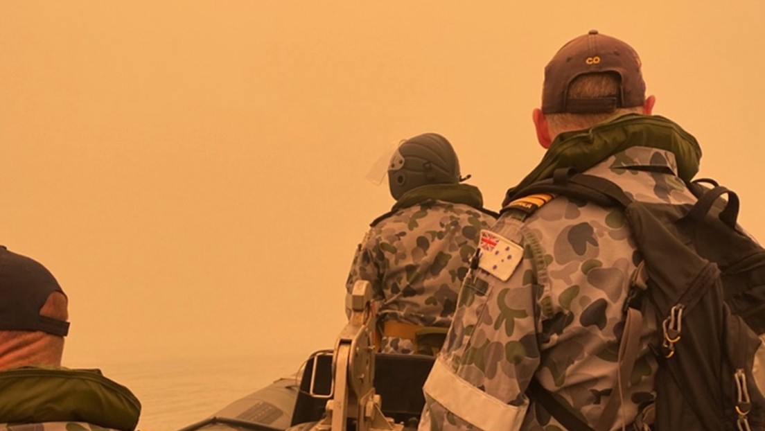 La Armada y Fuerza Aérea de Australia participarán en "la mayor evacuación de la región" afectada por incendios forestales