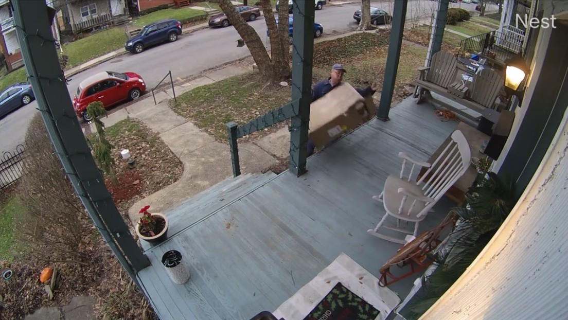 VIDEO: Captan a un repartidor que golpea a lo Ace Ventura un paquete con piezas frágiles para un ordenador