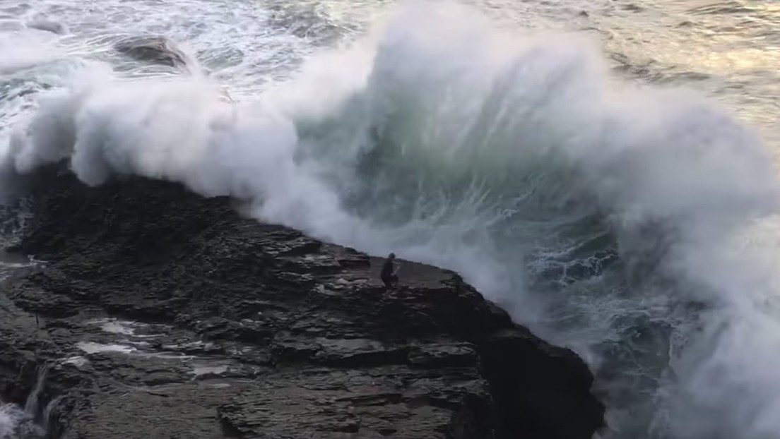 Muestran el video de una gigantesca ola arrastrando a un hombre como advertencia a los bañistas de los fuertes oleajes en California