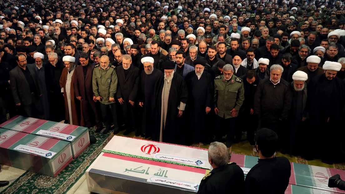 VIDEO: Alí Jameneí, líder supremo de Irán, no puede reprimir las lágrimas durante la oración fúnebre por el general Soleimani