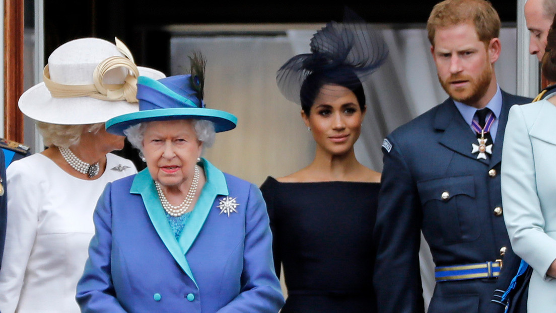 La reina Isabel II pide a la familia real "una solucion viable" frente la decisión del príncipe Enrique de alejarse de la realeza